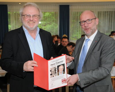 Kreisvorsitzender Nik Sakellariou zeichnet Hans Zipperer mit der Willy Brandt Medaille aus.