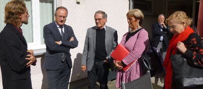 Holger Helbig, Andreas Stoch, Harald Friese, Sabine Wölfle und Rosmarie Helbich im Garten des ASB-Seniorenzentrums