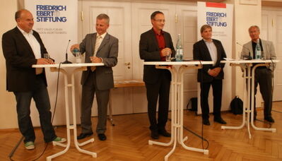 Im Podium (v.l.): Dr. Claus Deyle, Thomas Knapp, Andreas Stoch, Uli Rink und Dieter Walch