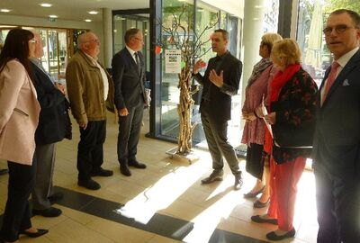 Bernhard Schneider (r) und Jan Mehner (Mitte) führen durch Ihre Heidenheimer Traditionseinrichtung