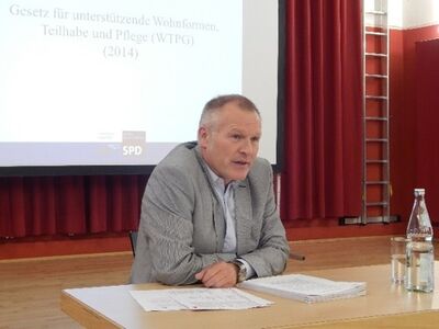 Rainer Hinderer MdL bei seinem Vortrag in Schw. Hall