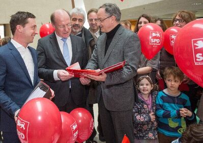 Generalsekretär Binder und Landeschef Stoch übergeben die Unterschriften Staatssekretär Klenk im Innenministerium.